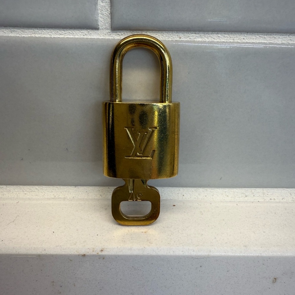 300 Series Louis Vuitton Shiny Gold Padlock
